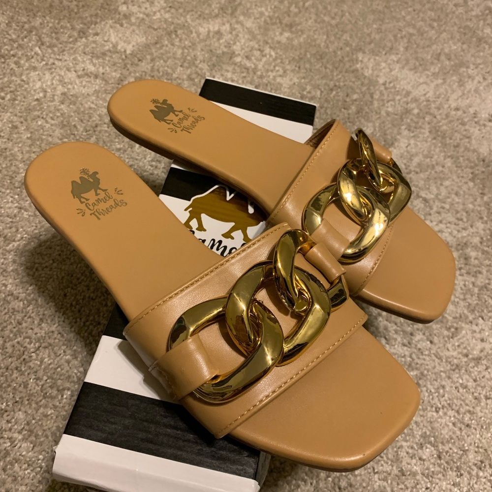 Super cute boutique flat sandals BNWT